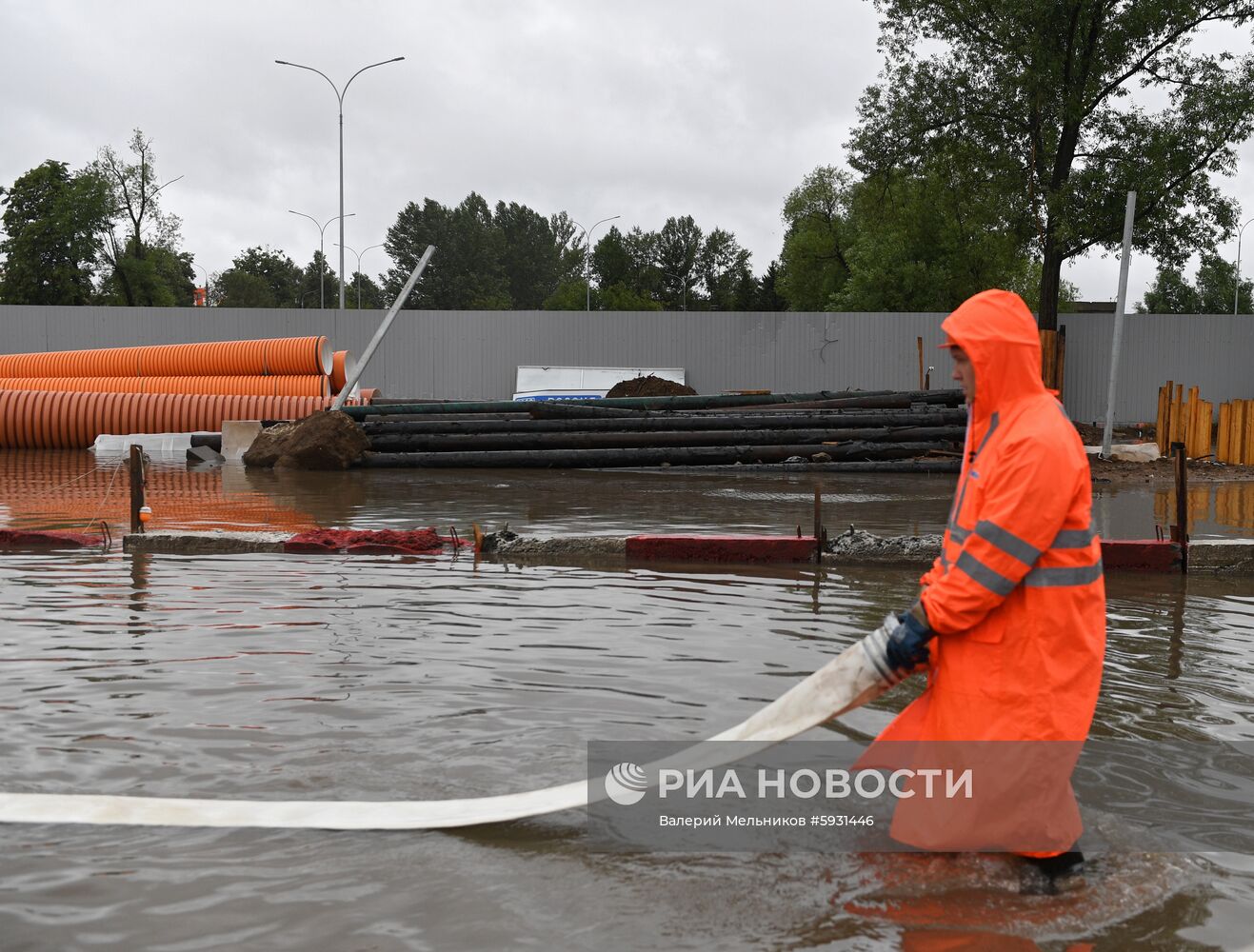 Дорогу к аэропорту Шереметьево затопило из-за сильных дождей