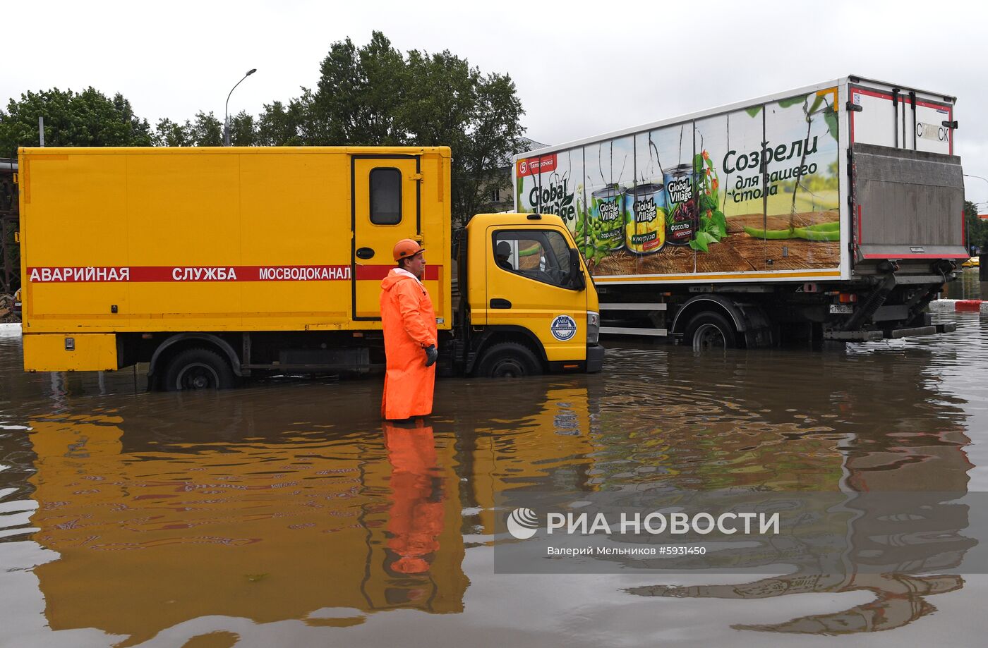 Дорогу к аэропорту Шереметьево затопило из-за сильных дождей