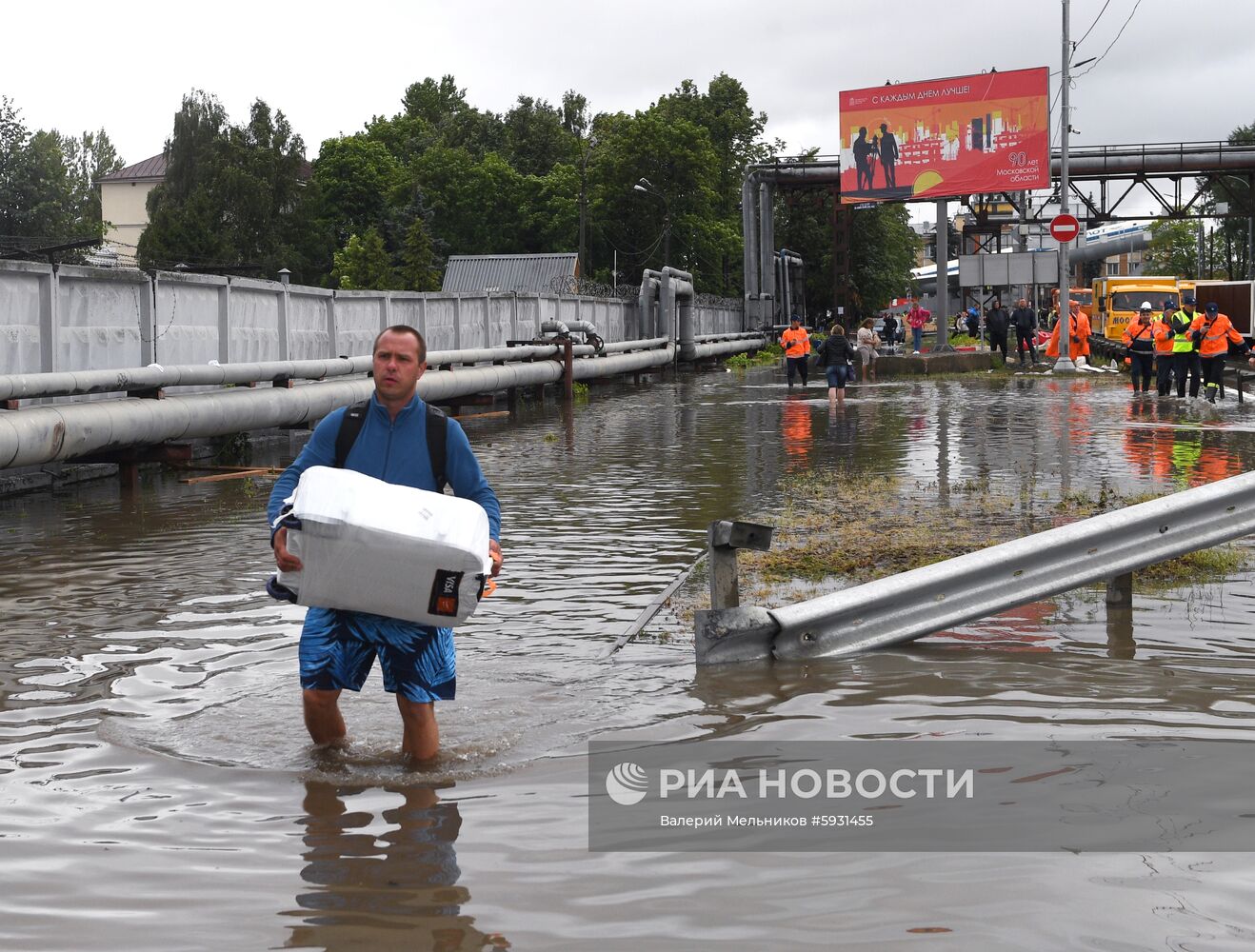 Дорогу к аэропорту Шереметьево затопило из-за сильных дождей