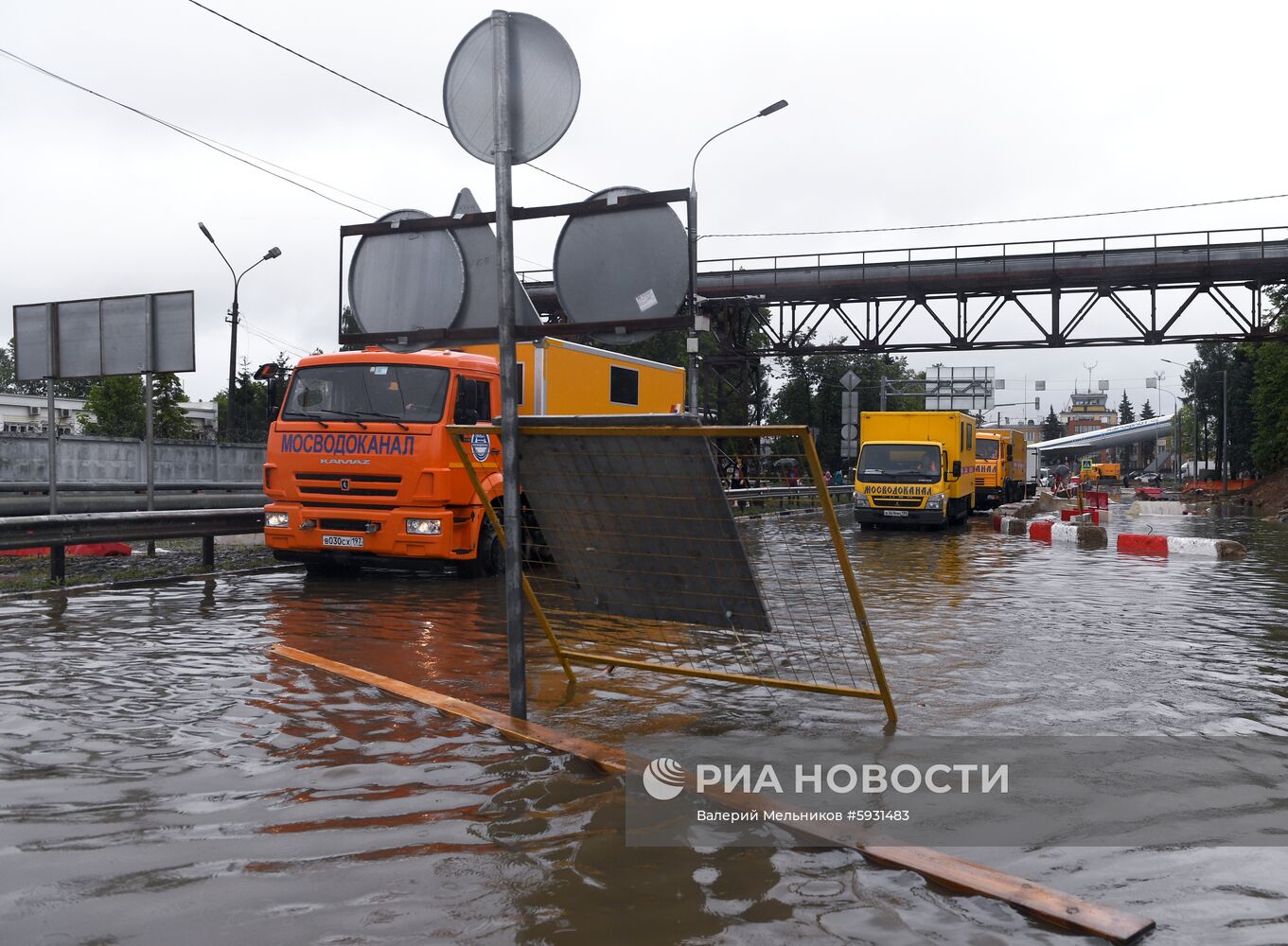 Дорогу к аэропорту Шереметьево затопило из-за сильных дождей