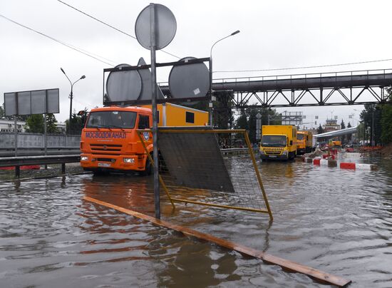 Дорогу к аэропорту Шереметьево затопило из-за сильных дождей