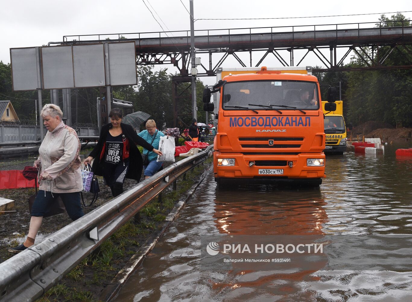 Дорогу к аэропорту Шереметьево затопило из-за сильных дождей