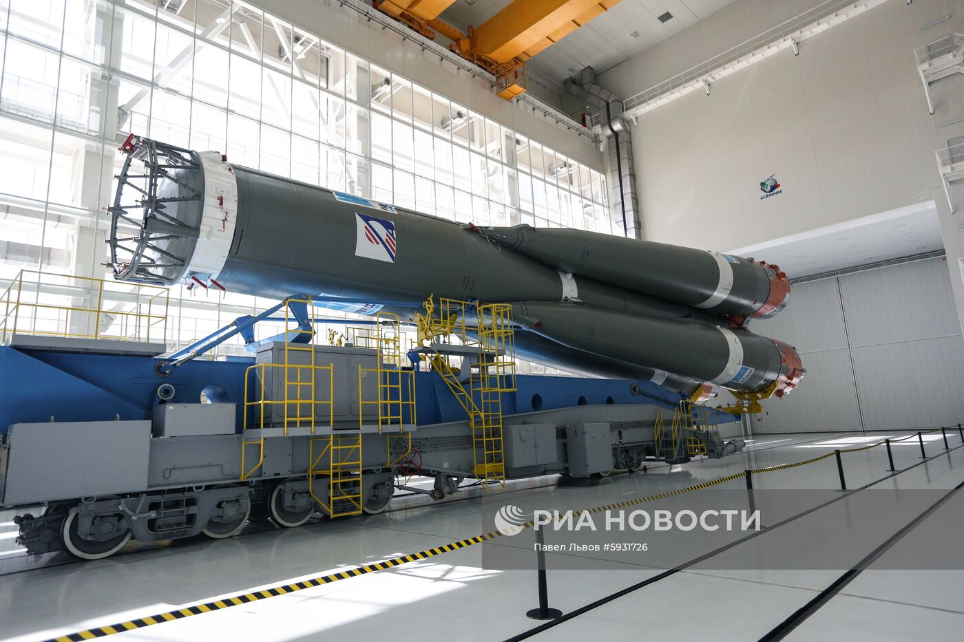 Сборка головной части РКН "Союз-2.1б" с КА "Метеор-М" на космодроме Восточный.