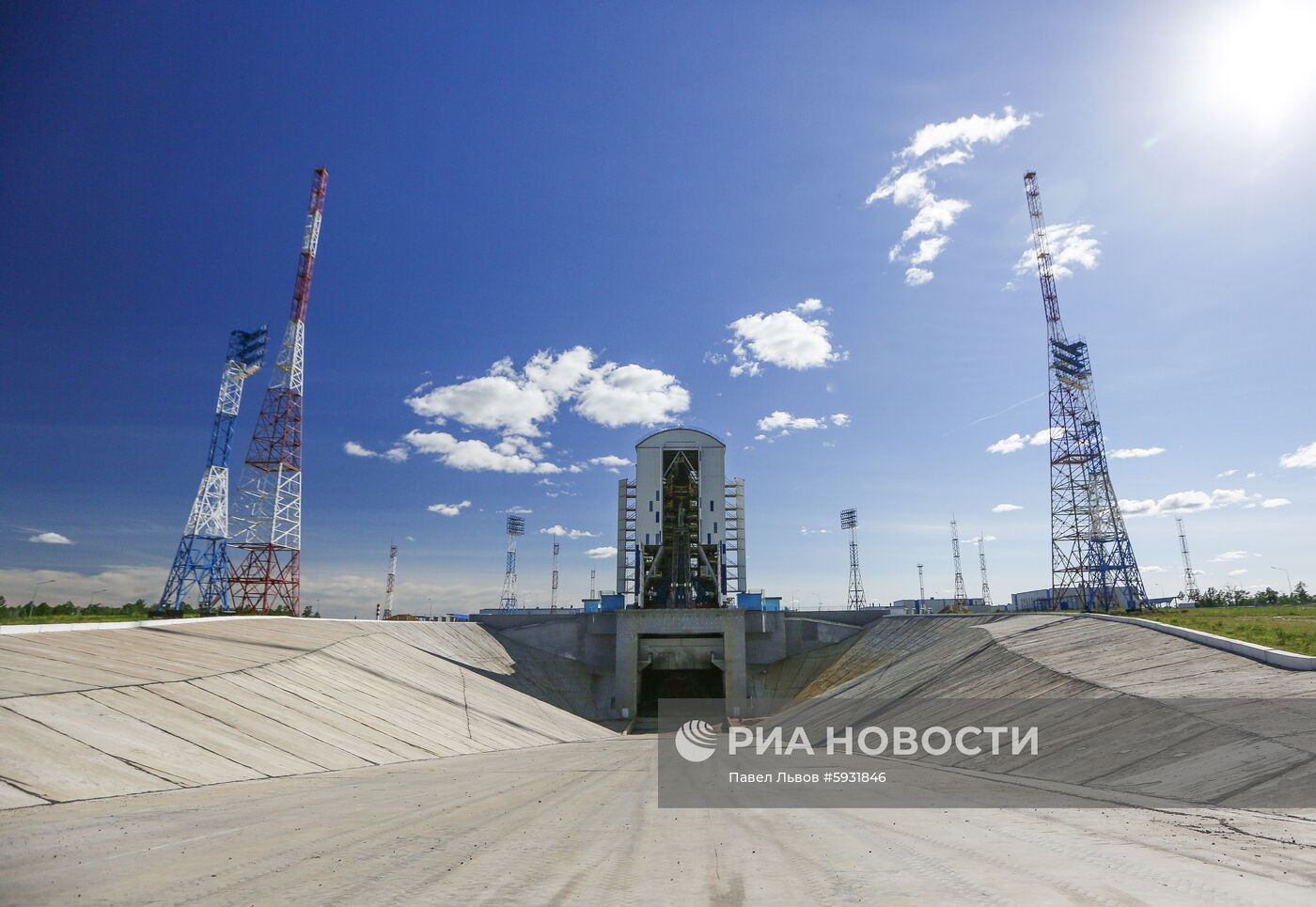 Сборка головной части РКН "Союз-2.1б" с КА "Метеор-М" на космодроме Восточный.