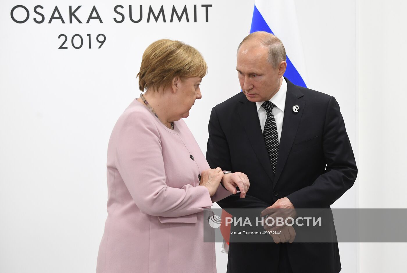 Рабочий визит президента РФ В. Путина в Японию для участия в саммите "Группы двадцати". День второй