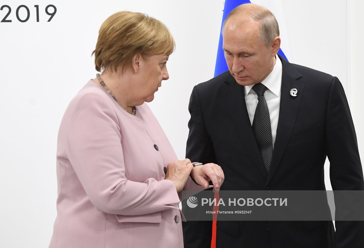 Рабочий визит президента РФ В. Путина в Японию для участия в саммите "Группы двадцати". День второй
