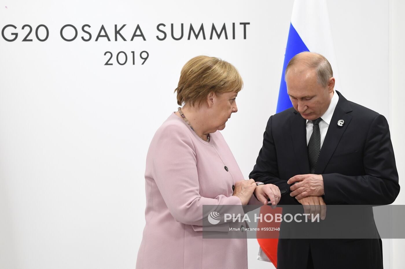 Рабочий визит президента РФ В. Путина в Японию для участия в саммите "Группы двадцати". День второй