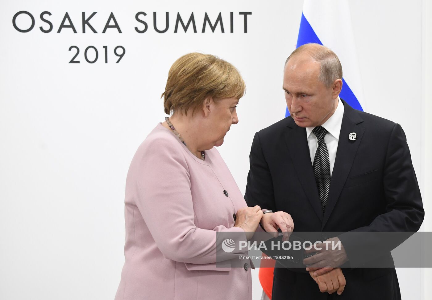 Рабочий визит президента РФ В. Путина в Японию для участия в саммите "Группы двадцати". День второй
