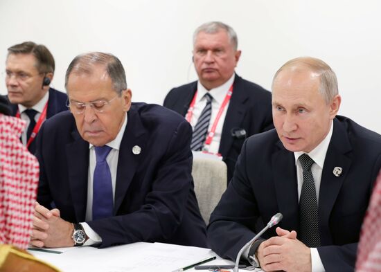 Рабочий визит президента РФ В. Путина в Японию для участия в саммите "Группы двадцати". День второй