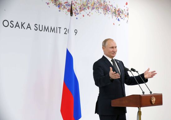 Рабочий визит президента РФ В. Путина в Японию для участия в саммите "Группы двадцати". День второй