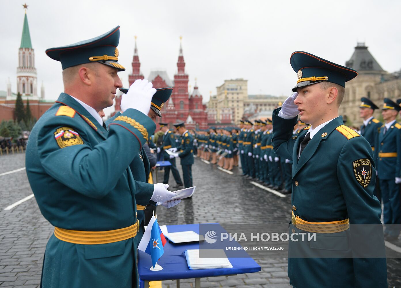 Выпуск курсантов вузов МЧС России на Красной площади