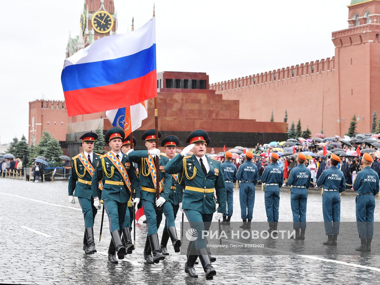 Выпуск курсантов вузов МЧС России на Красной площади