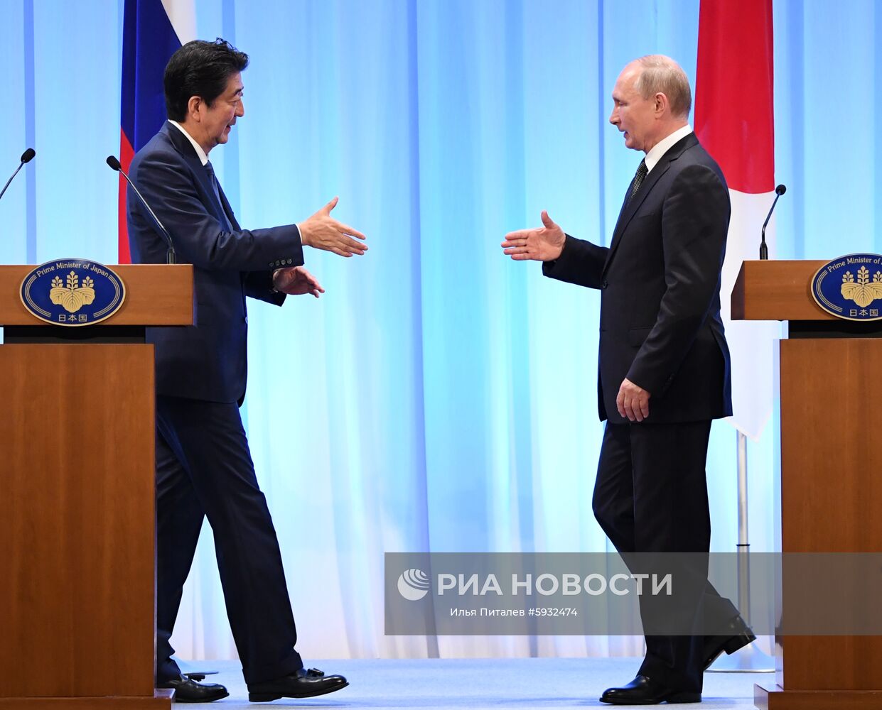 Рабочий визит президента РФ В. Путина в Японию для участия в саммите "Группы двадцати". День второй