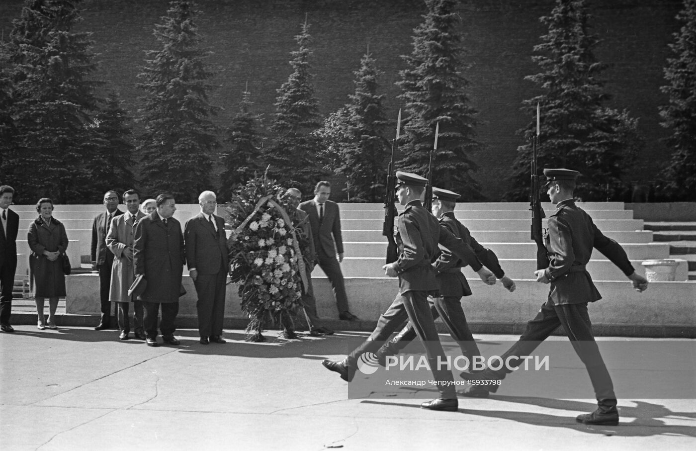 Смена караула у Мавзолея В. И. Ленина