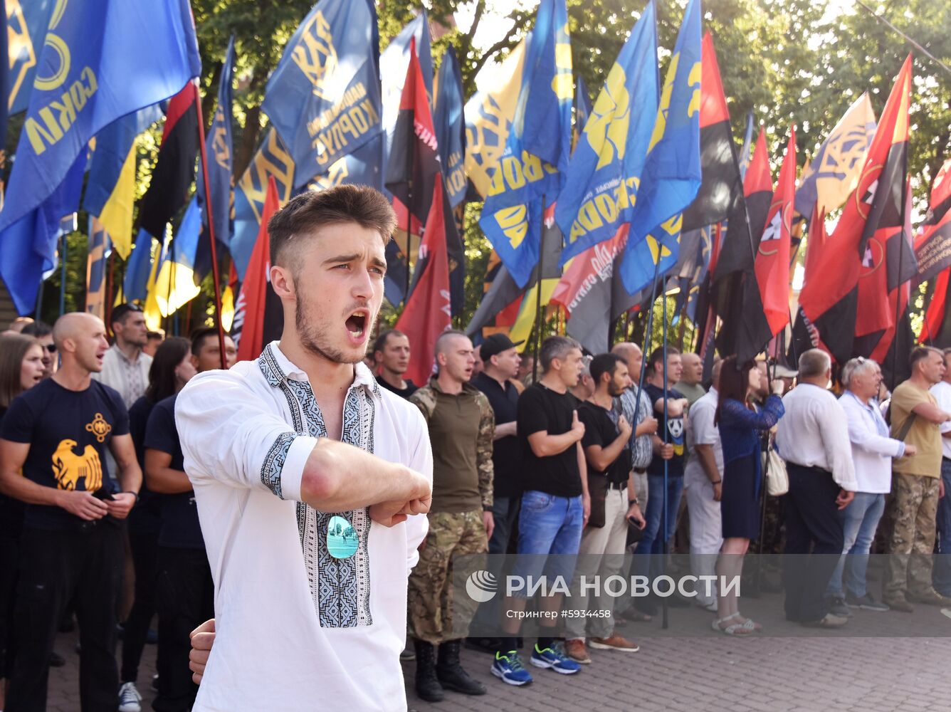 "Марш в вышиванках" во Львове