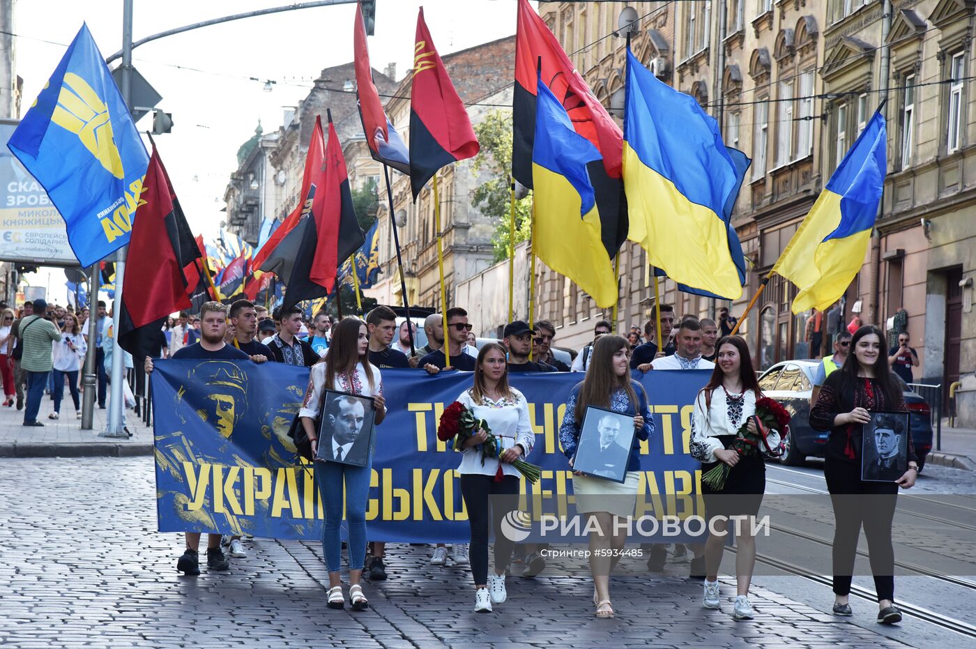 "Марш в вышиванках" во Львове