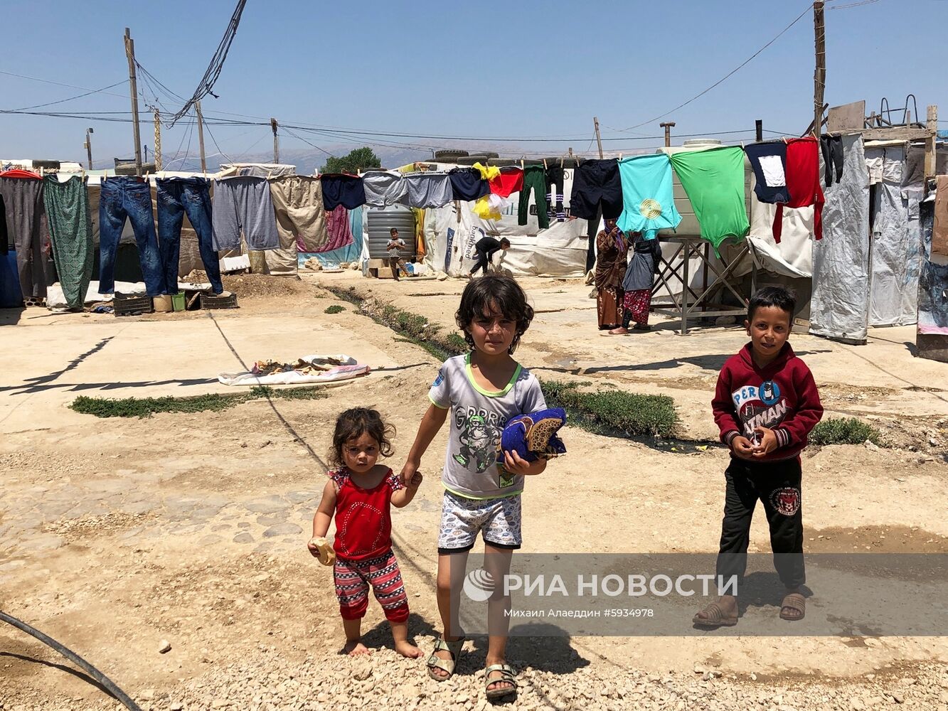 Лагерь сирийских беженцев на берегу реки Литани в Ливане