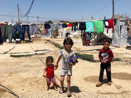 Лагерь сирийских беженцев на берегу реки Литани в Ливане