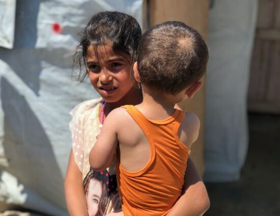 Лагерь сирийских беженцев на берегу реки Литани в Ливане