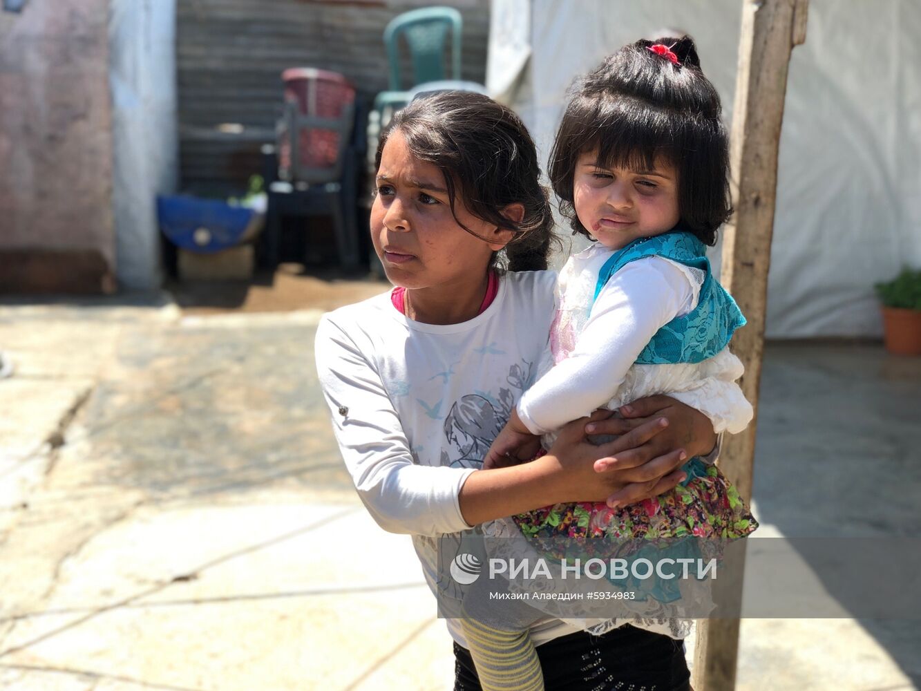 Лагерь сирийских беженцев на берегу реки Литани в Ливане