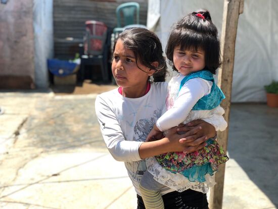 Лагерь сирийских беженцев на берегу реки Литани в Ливане