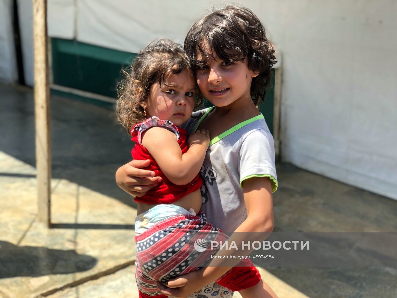 Лагерь сирийских беженцев на берегу реки Литани в Ливане