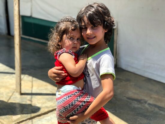 Лагерь сирийских беженцев на берегу реки Литани в Ливане