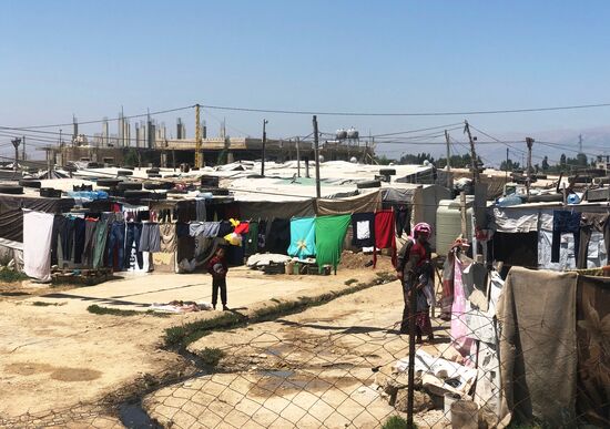 Лагерь сирийских беженцев на берегу реки Литани в Ливане