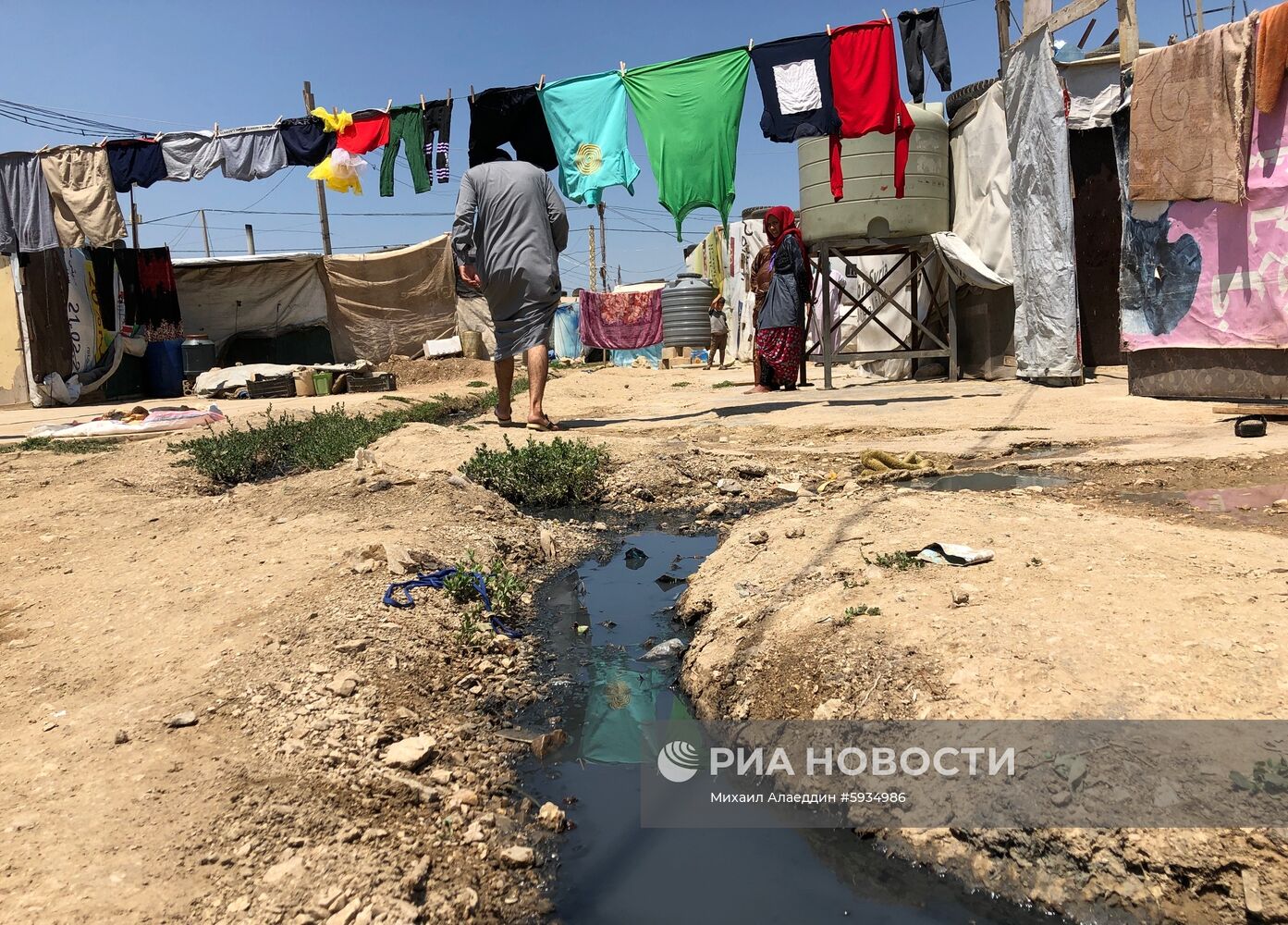 Лагерь сирийских беженцев на берегу реки Литани в Ливане