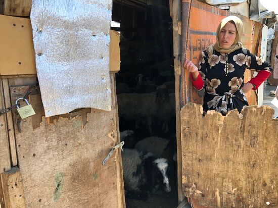 Лагерь сирийских беженцев на берегу реки Литани в Ливане