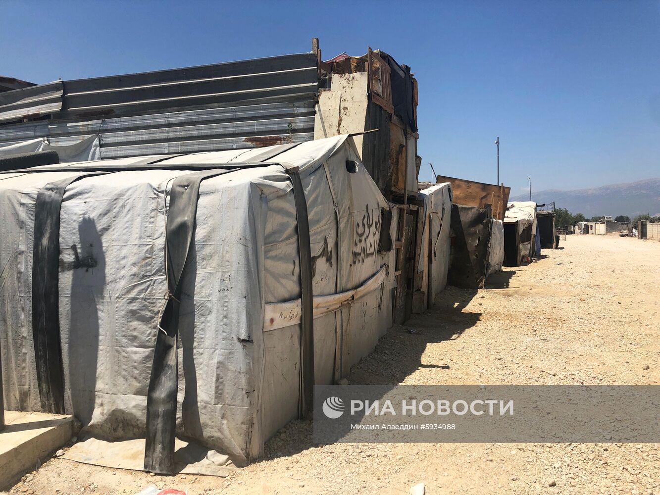 Лагерь сирийских беженцев на берегу реки Литани в Ливане