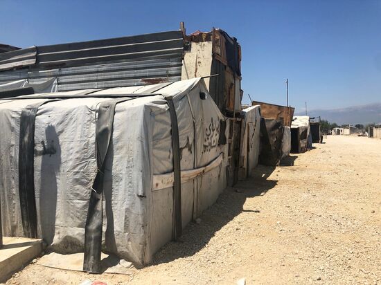 Лагерь сирийских беженцев на берегу реки Литани в Ливане