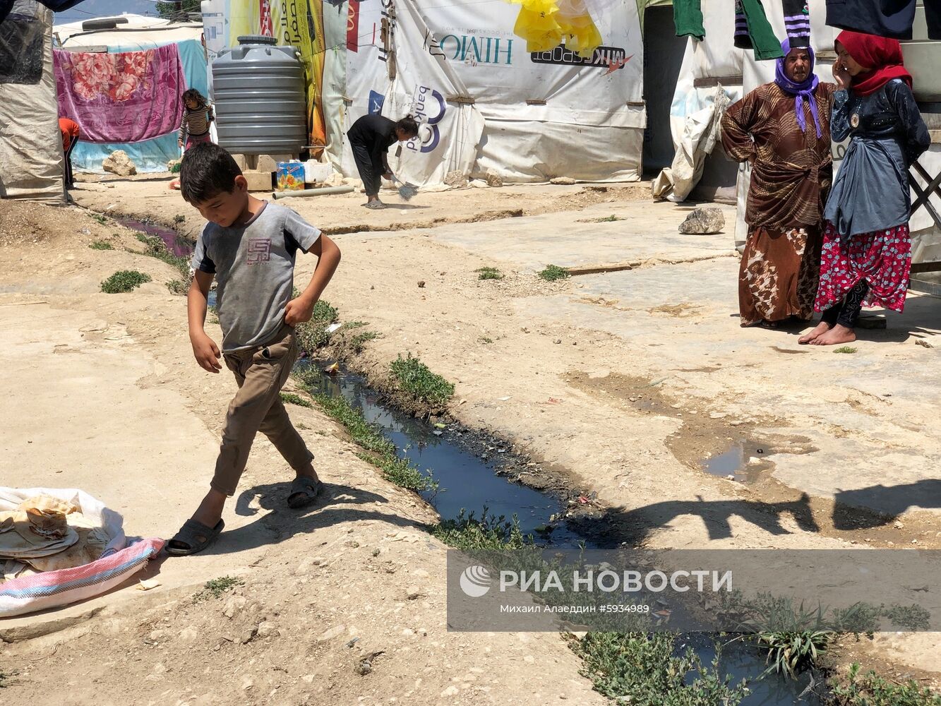 Лагерь сирийских беженцев на берегу реки Литани в Ливане