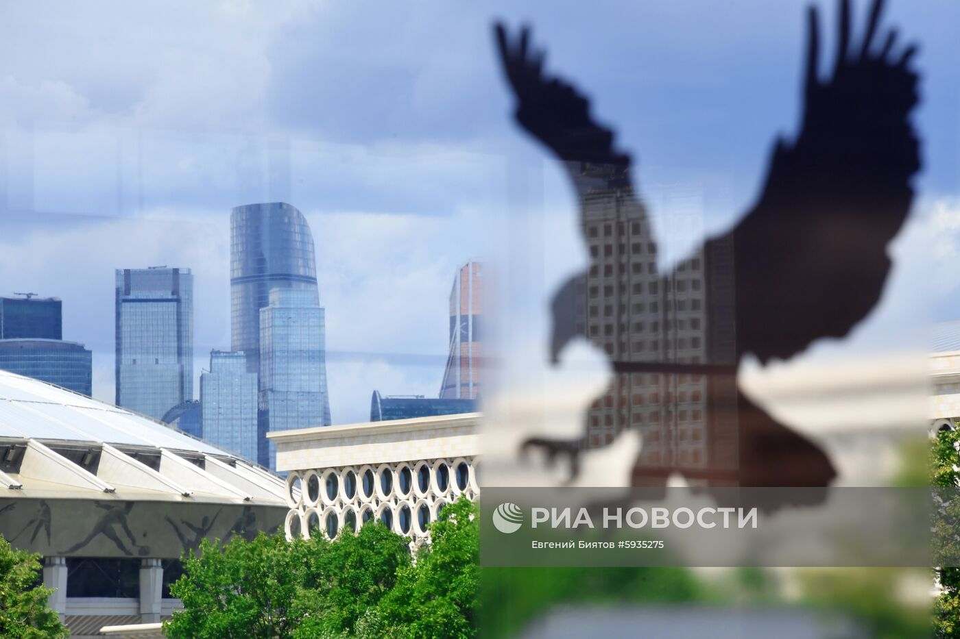 Наклейки для отпугивания птиц появились на стеклах вестибюлей метро