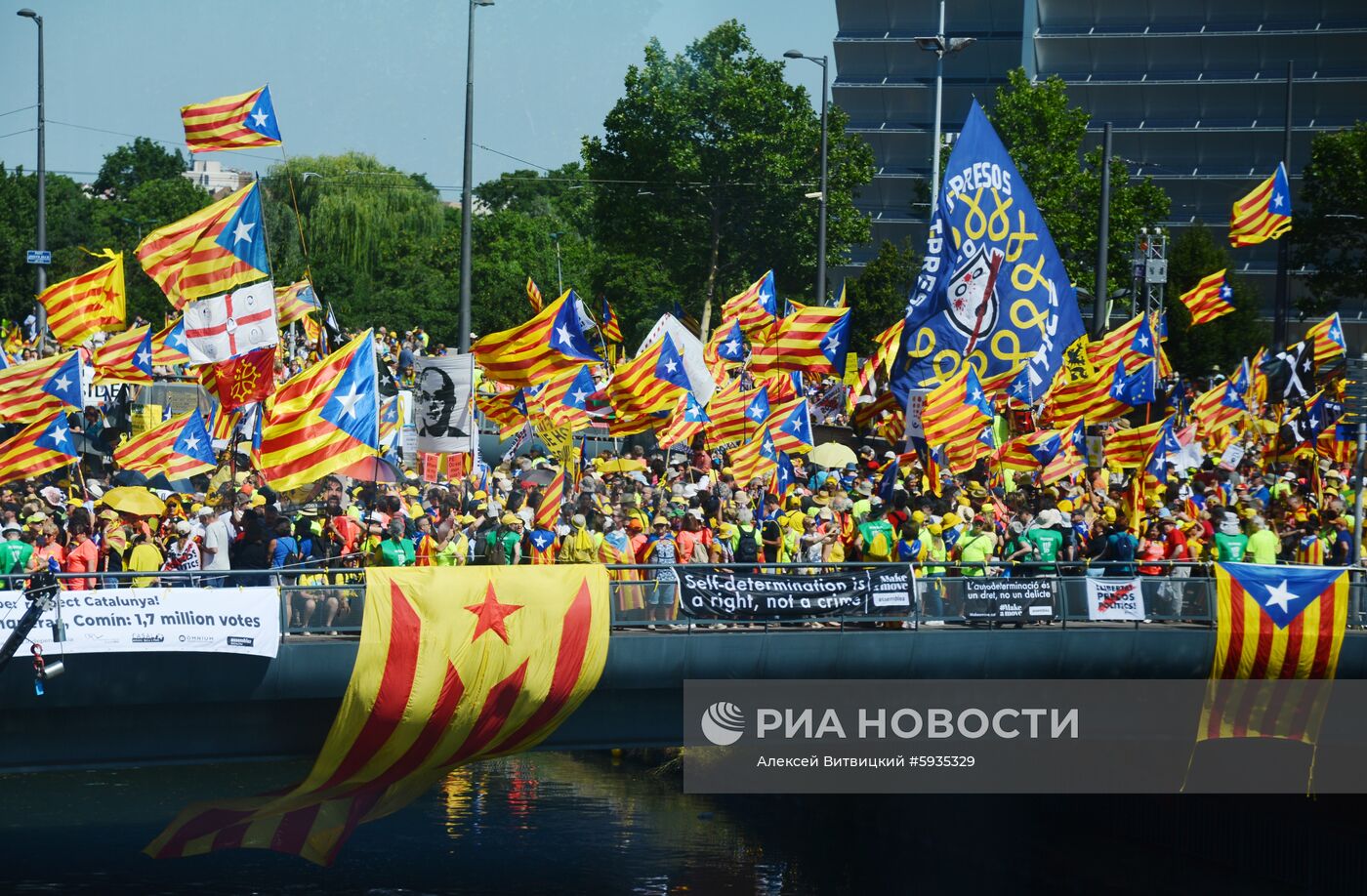 Акция в поддержку К. Пучдемона перед зданием Европарламента