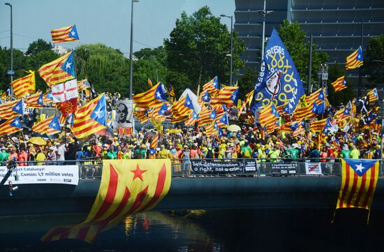 Акция в поддержку К. Пучдемона перед зданием Европарламента