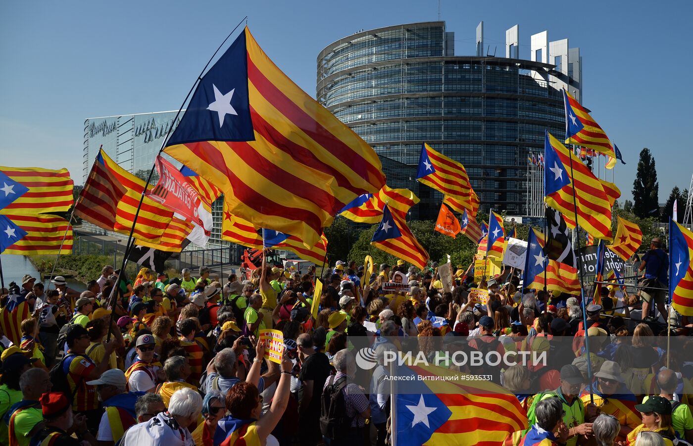 Акция в поддержку К. Пучдемона перед зданием Европарламента