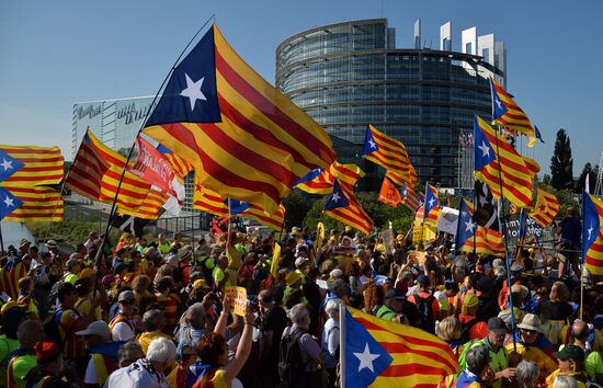 Акция в поддержку К. Пучдемона перед зданием Европарламента