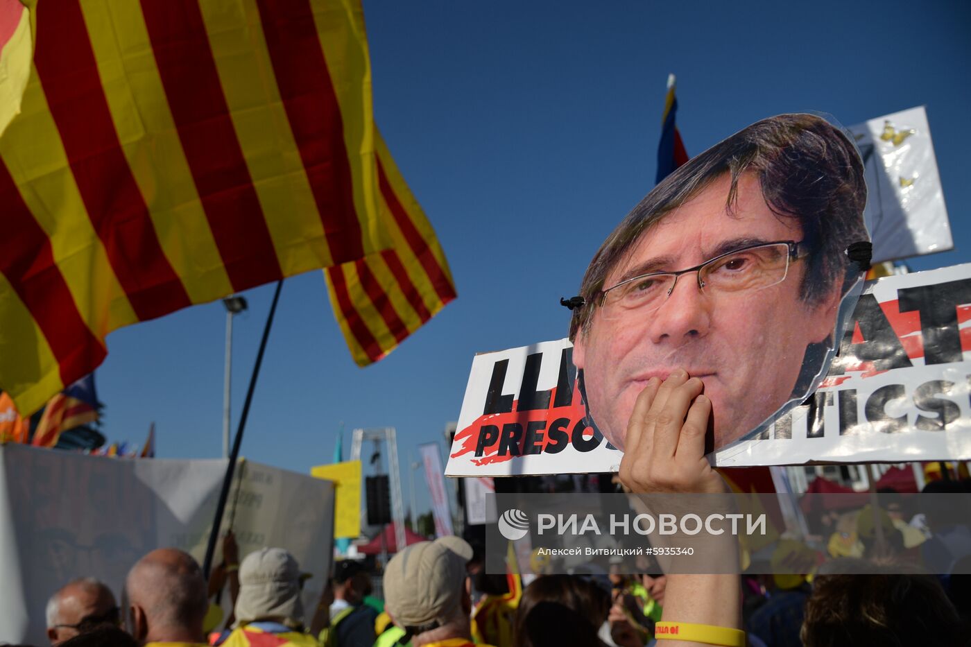 Акция в поддержку К. Пучдемона перед зданием Европарламента