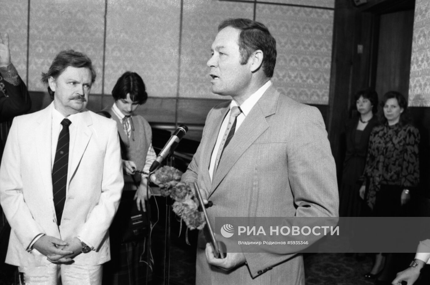 Церемония вручения награды полковнику КГБ Евгению Шереметьеву