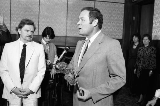 Церемония вручения награды полковнику КГБ Евгению Шереметьеву