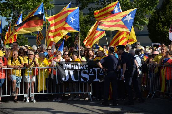 Акция в поддержку К. Пучдемона перед зданием Европарламента