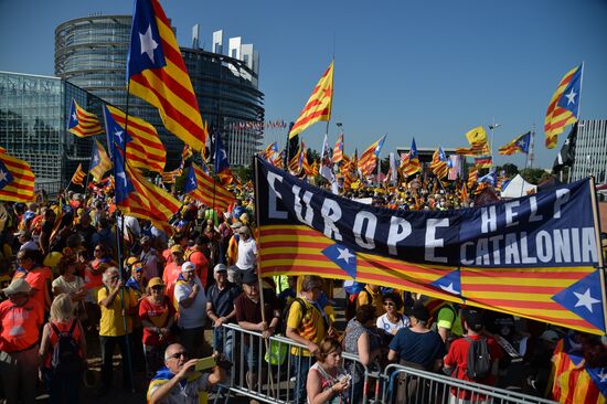 Акция в поддержку К. Пучдемона перед зданием Европарламента