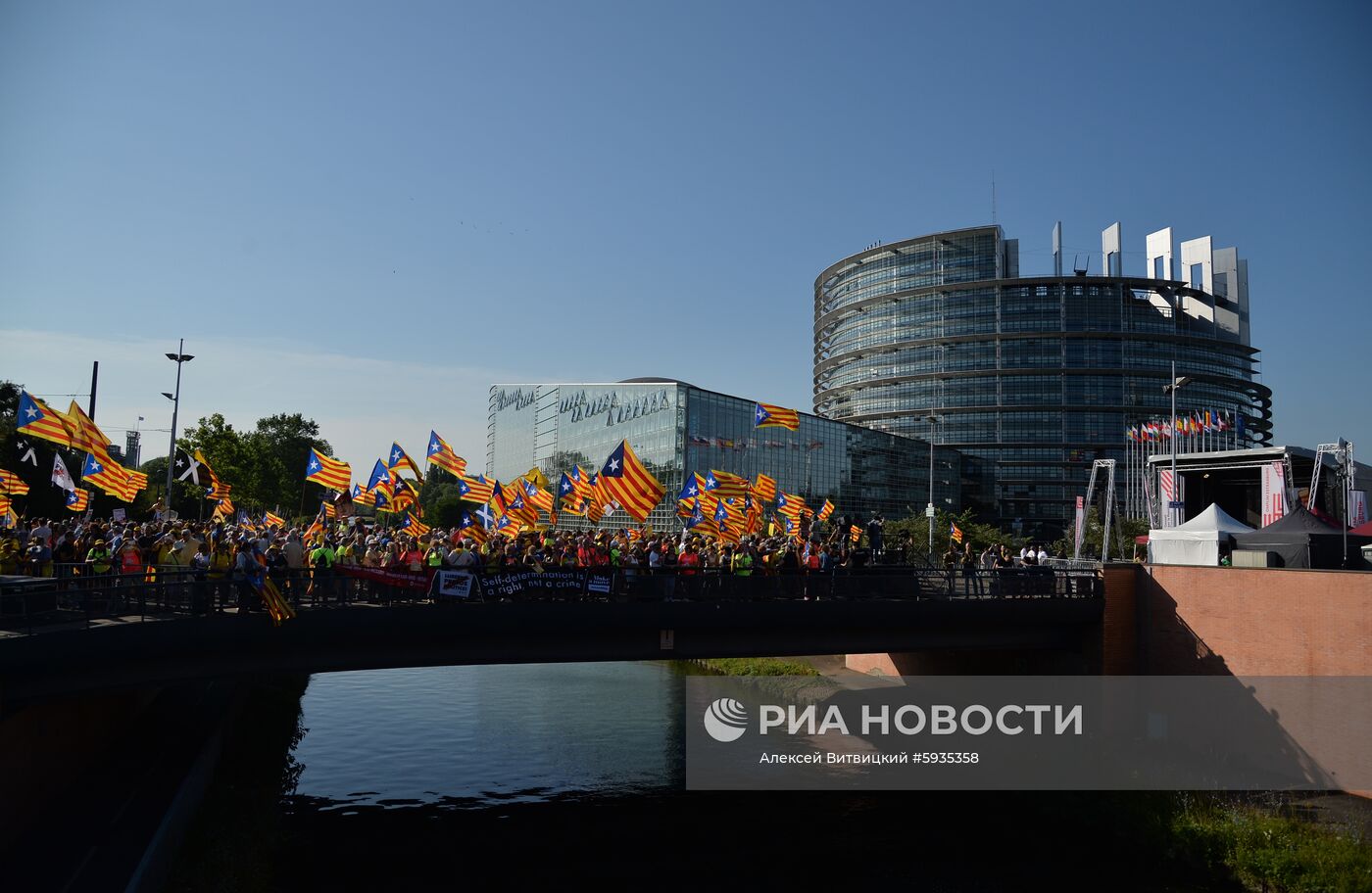 Акция в поддержку К. Пучдемона перед зданием Европарламента