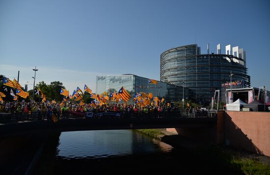 Акция в поддержку К. Пучдемона перед зданием Европарламента