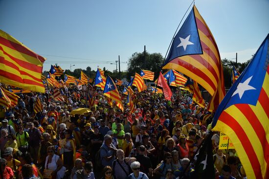 Акция в поддержку К. Пучдемона перед зданием Европарламента