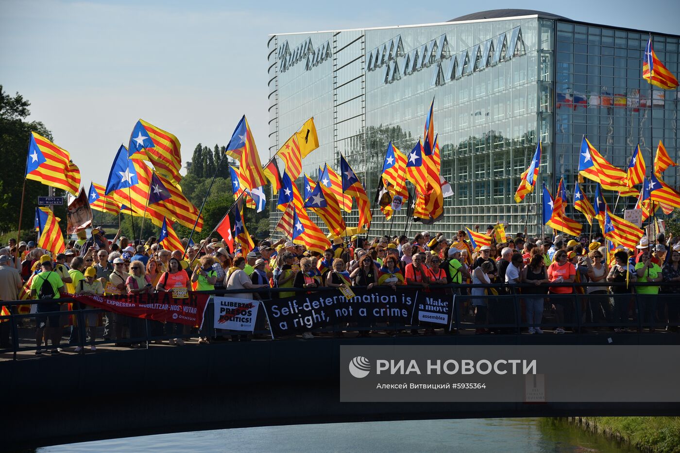 Акция в поддержку К. Пучдемона перед зданием Европарламента