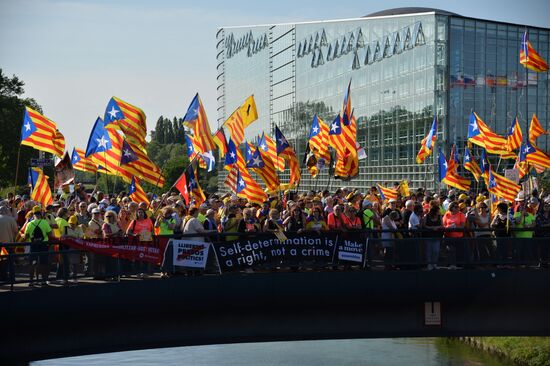 Акция в поддержку К. Пучдемона перед зданием Европарламента