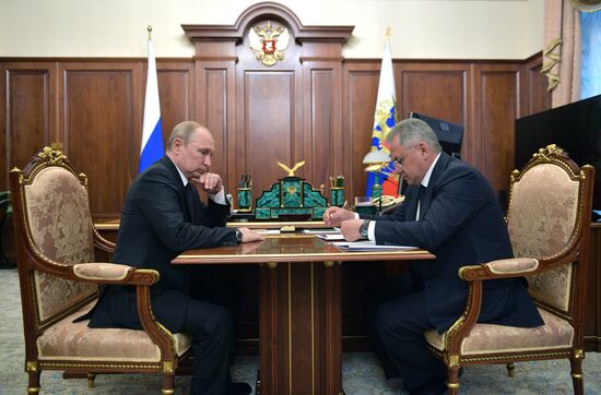 Президент РФ В. Путин встретился с министром обороны РФ C. Шойгу