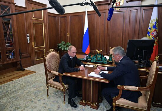Президент РФ В. Путин встретился с министром обороны РФ C. Шойгу